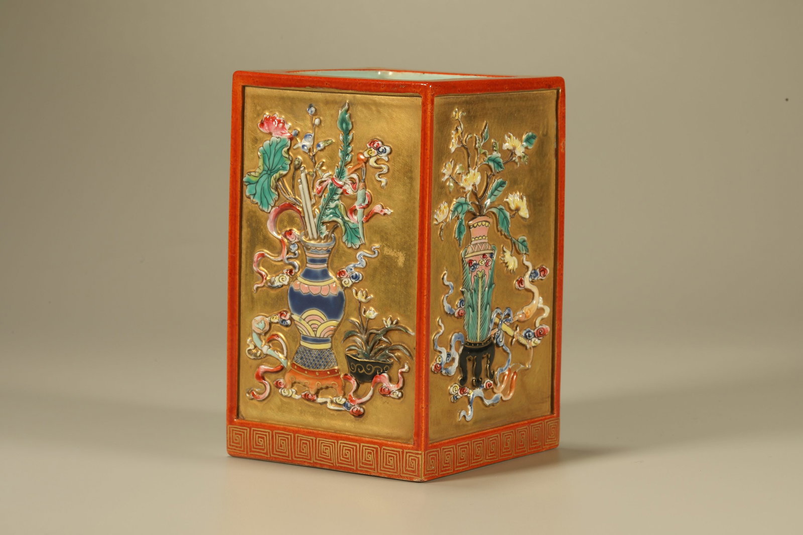 Famille Rose Gold Drawing Flower and Flower Pot Pattern Porcelain Brush Pot: Famille Rose Gold Drawing Flower and Flower Pot Pattern Porcelain Brush Pot (12 x 7.5cm)