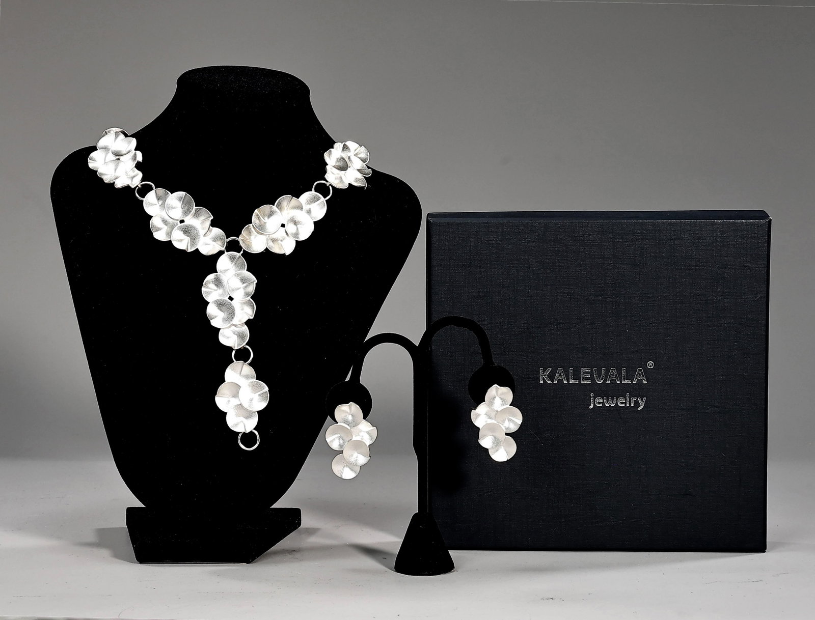 Kalevala Echoes Sterling Silver 925 Modern Flower Necklace With Earrings: Kalevala Echoes Sterling Silver 925 Modern Flower Necklace With Earrings (48 x 3 cm, 4.5 x 3 cm, weight: 230.7 grams)