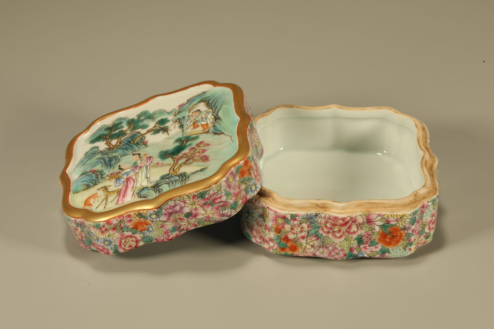 Famille Rose Character Story and Landscape Pattern Porcelain Lid Box: Famille Rose Character Story and Landscape Pattern Porcelain Lid Box (5 x 10cm)