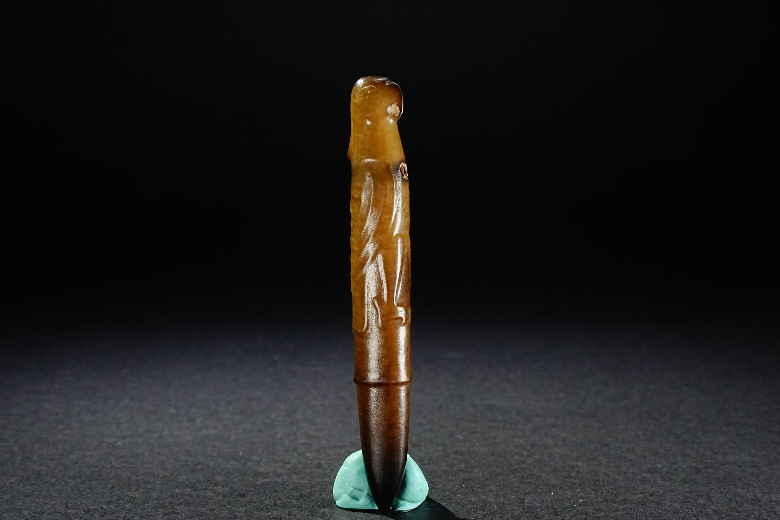 Jade Carved Bird Shape Ornament: Jade Carved Bird Shape Ornament (6.6 x 0.9 x 0.8cm)