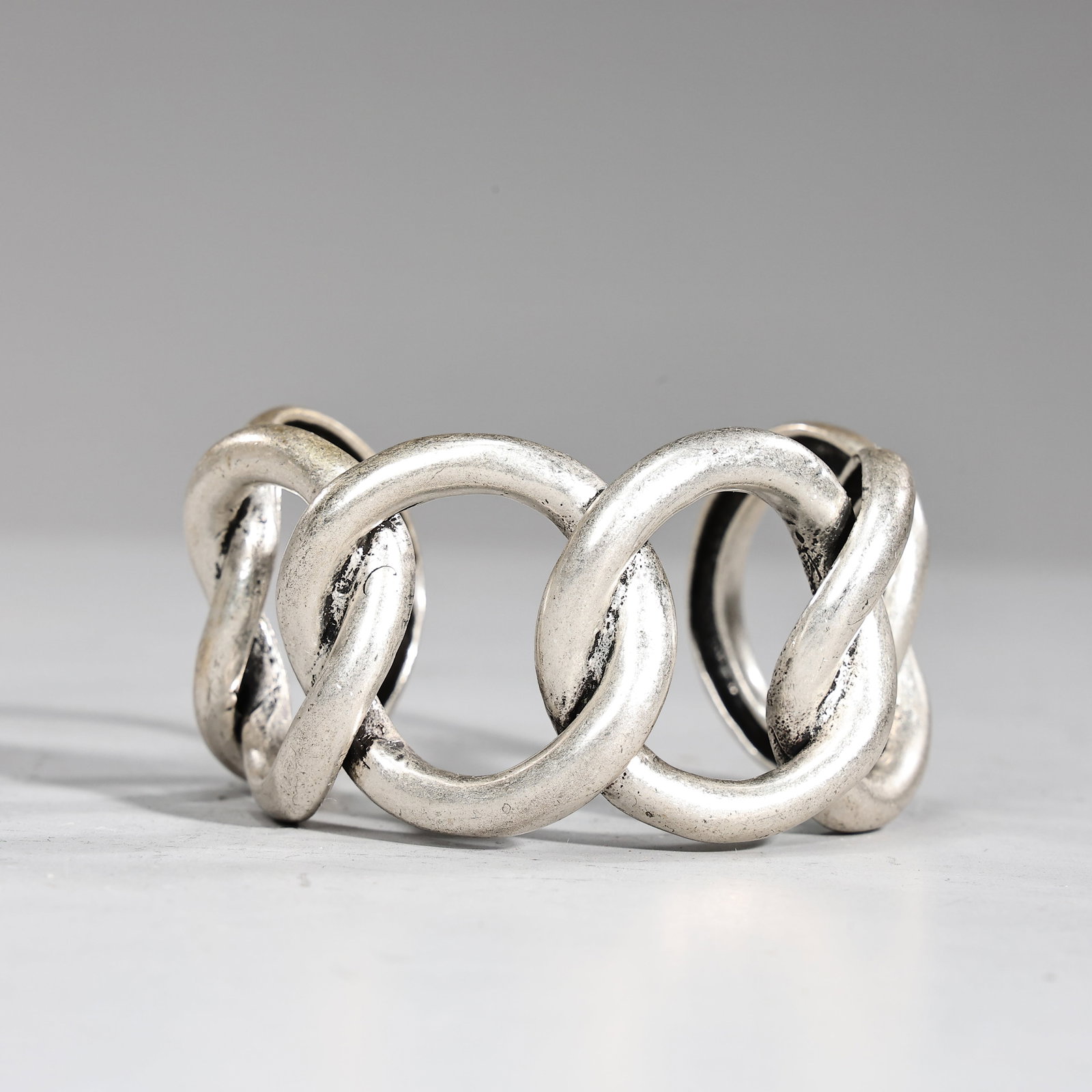 Silver Metal Interlocking Circle Cuff Bangle: Silver Metal Interlocking Circle Cuff Bangle (7 x 7.5 x 4.5 cm)