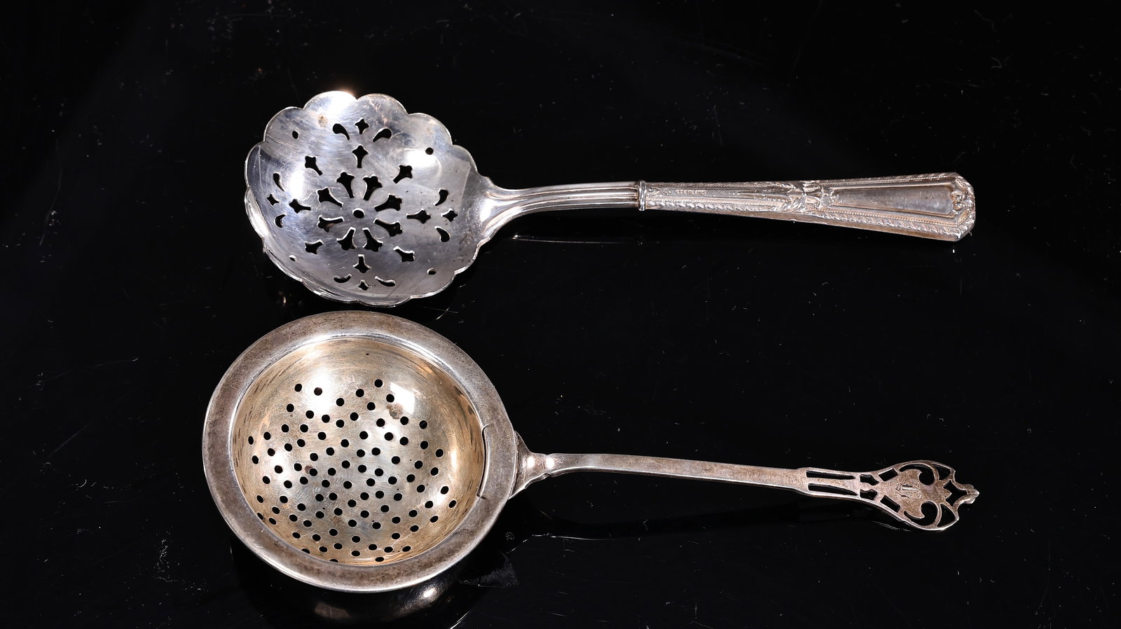 Sterling Silver Tea Strainer And Perforated Sugar Sifter Spoon: Sterling Silver Tea Strainer And Perforated Sugar Sifter Spoon (14 x 5 cm, 14.5 x 6 x 2 cm, weight: 43.7 grams)
