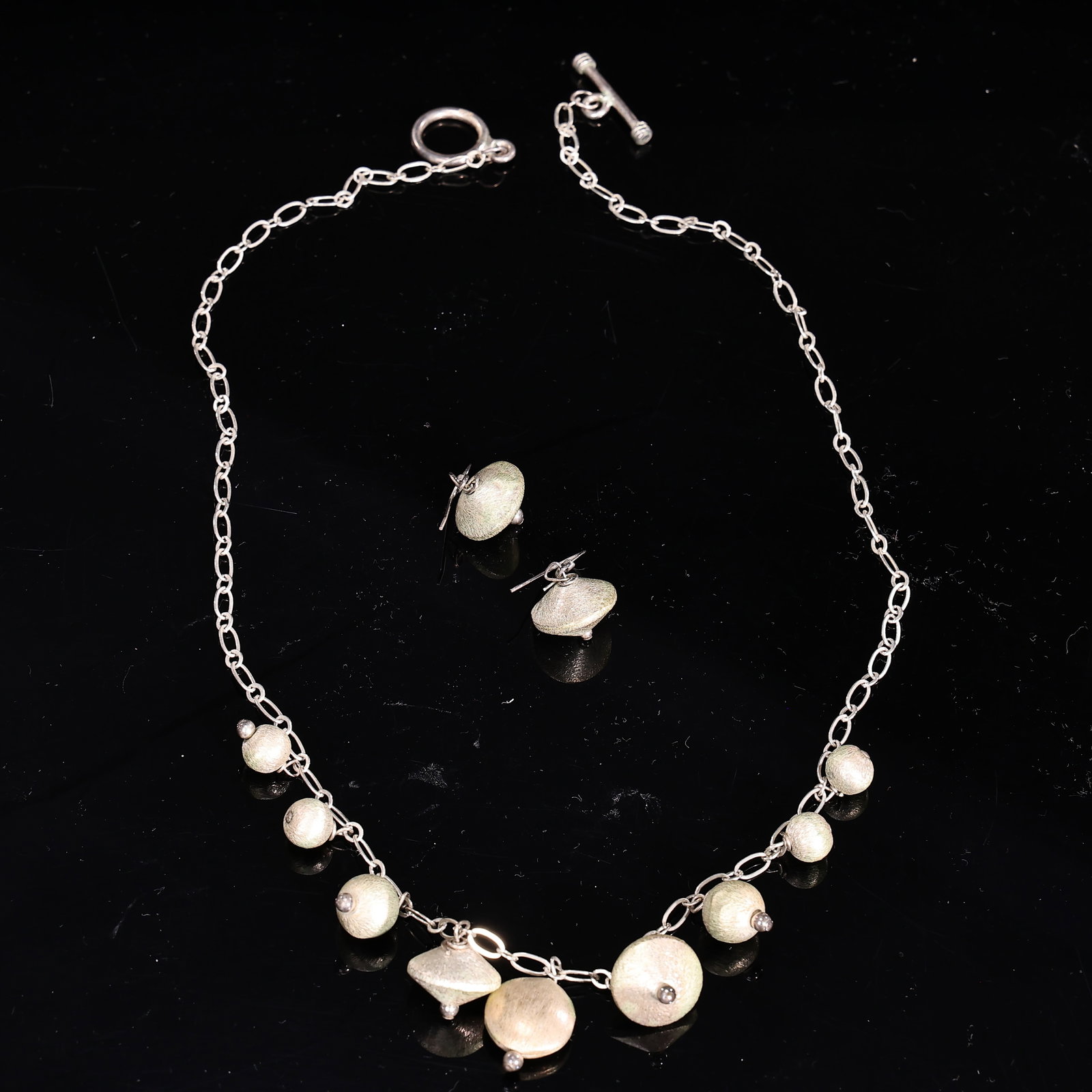 Sterling Silver 925 Geometric Shaped Charms Necklace And Earrings: Sterling Silver 925 Geometric Shaped Charms Necklace And Earrings (Necklace: 26 x 1 cm, earrings: 3 x 1 cm each)