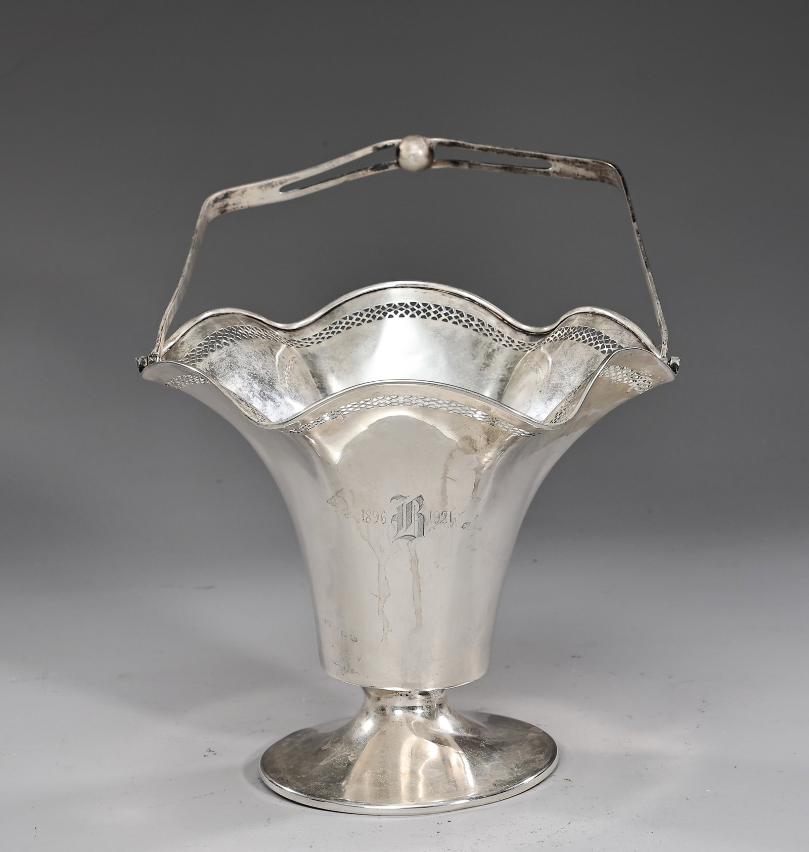 J.S.Co Filigree Sterling Silver Floral Basket: J.S.Co Filigree Sterling Silver Floral Basket (18.5 x 16.5 cm, including handle: 35 cm, weight: 294.5 grams)