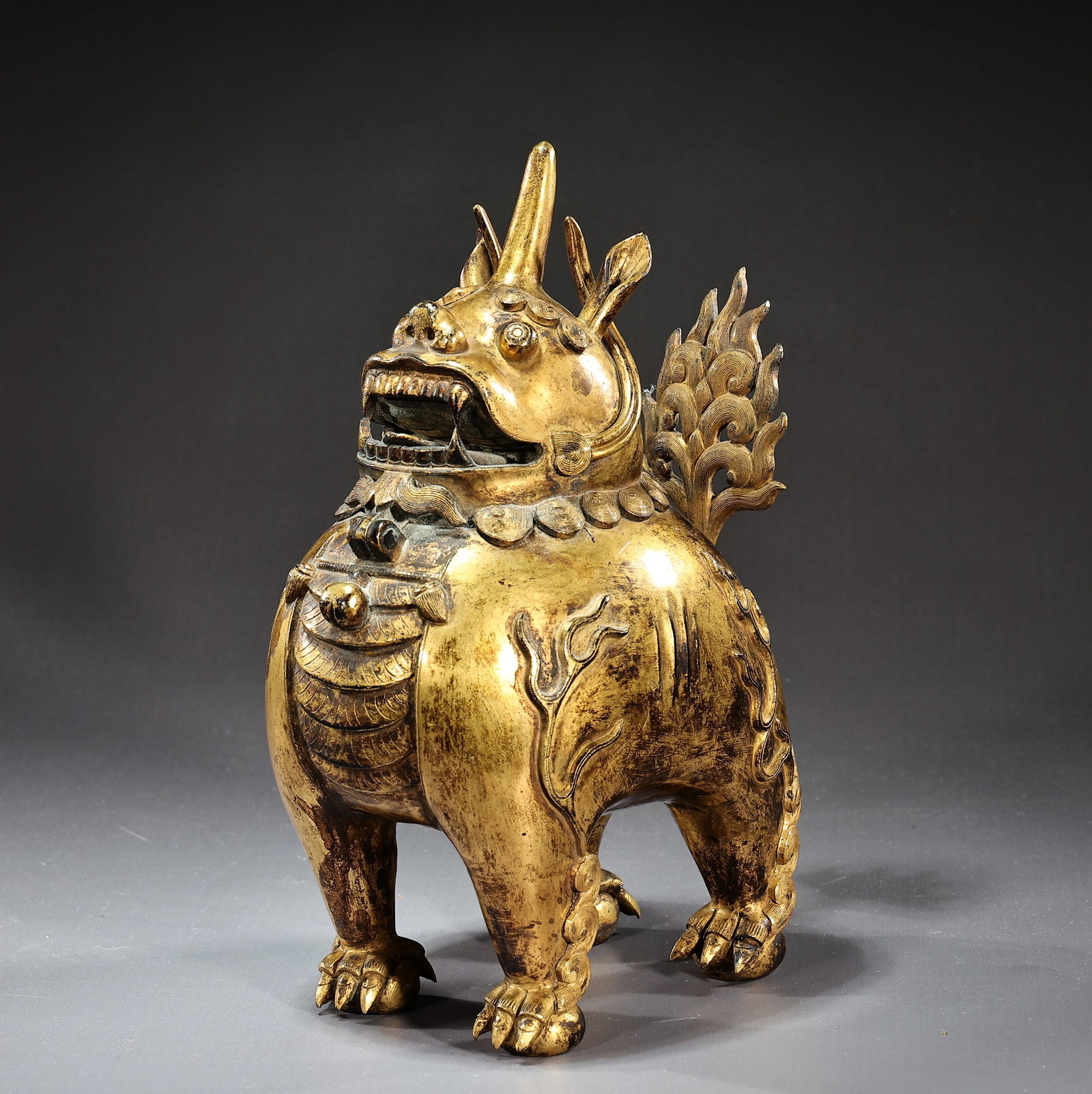 Chinese Bronze Gilt Foo Dog Lion Beast Incense Burner: Chinese Bronze Gilt Foo Dog Lion Beast Incense Burner (25 x 18 x 11 cm)