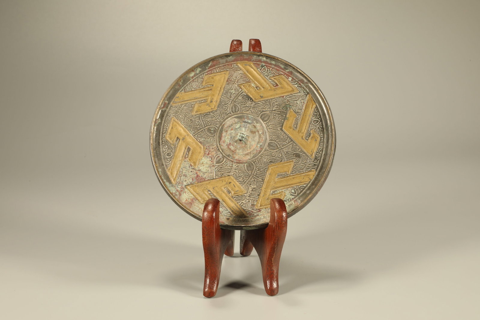 Gilt Bronze Carved Flower Pattern Mirror: Gilt Bronze Carved Flower Pattern Mirror (12cm)