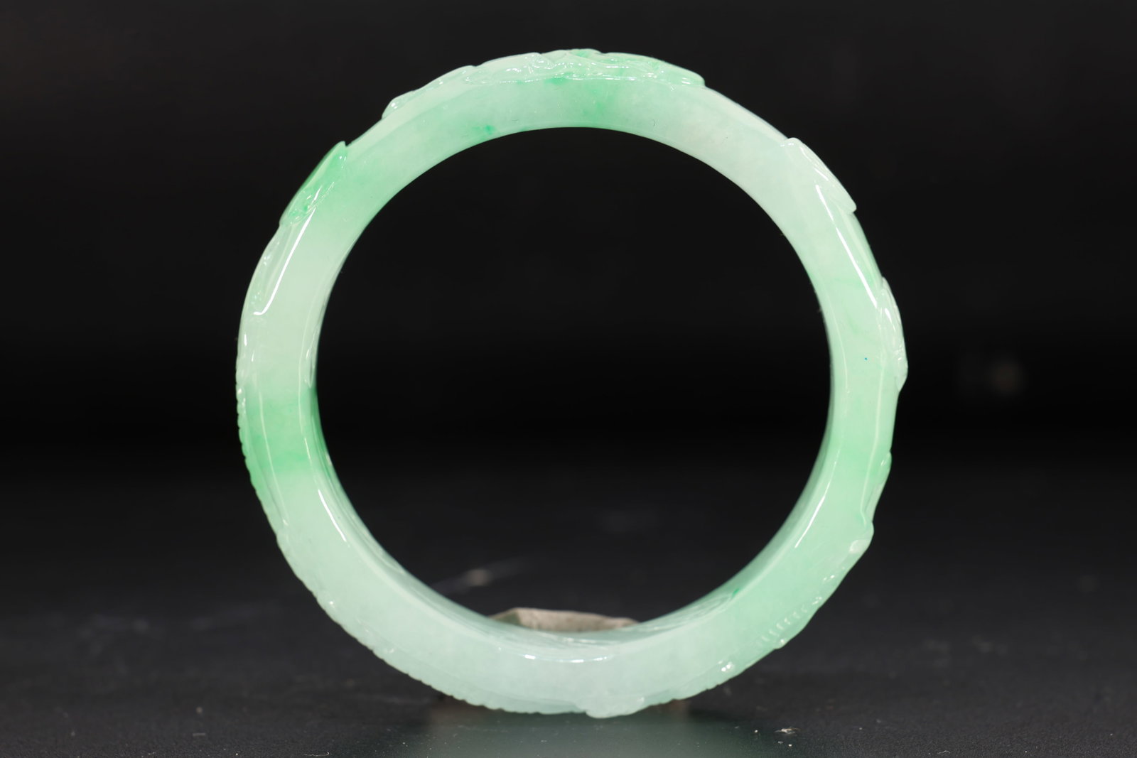 Jadeite Carved Dragon Pattern Bangle: Jadeite Carved Dragon Pattern Bangle (7.7 x 1cm)