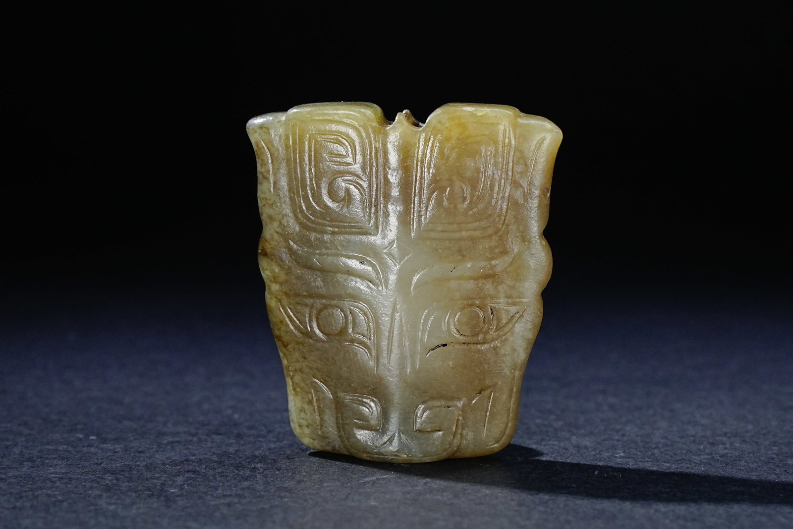 Jade Carved Beast Face Pattern Ornament: Jade Carved Beast Face Pattern Ornament (3.9 x 3.4 x 1cm)