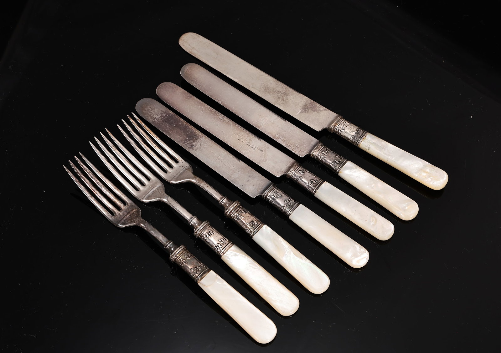 Collection of Landers Frary & Clark Flatware With Pearl Handle: Collection of Landers Frary & Clark Flatware With Pearl Handle (Knife: 18.5 x 2 cm each, Fork: 17 x 2 cm each)