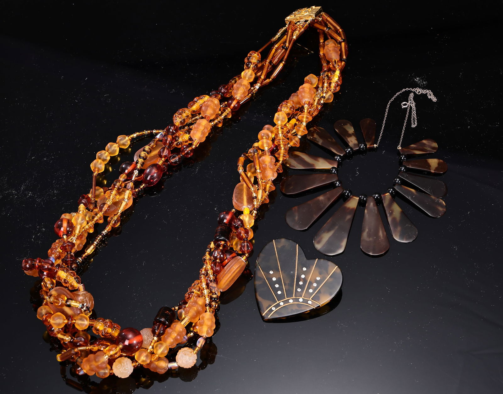 Multi-strand Amber Brown Glass Necklace And Tortoise Pattern Jewelry: Multi-strand Amber Brown Glass Necklace And Tortoise Pattern Jewelry (Necklace: 80 cm, Necklace:44 cm, Brooch: 6 x 6 cm)