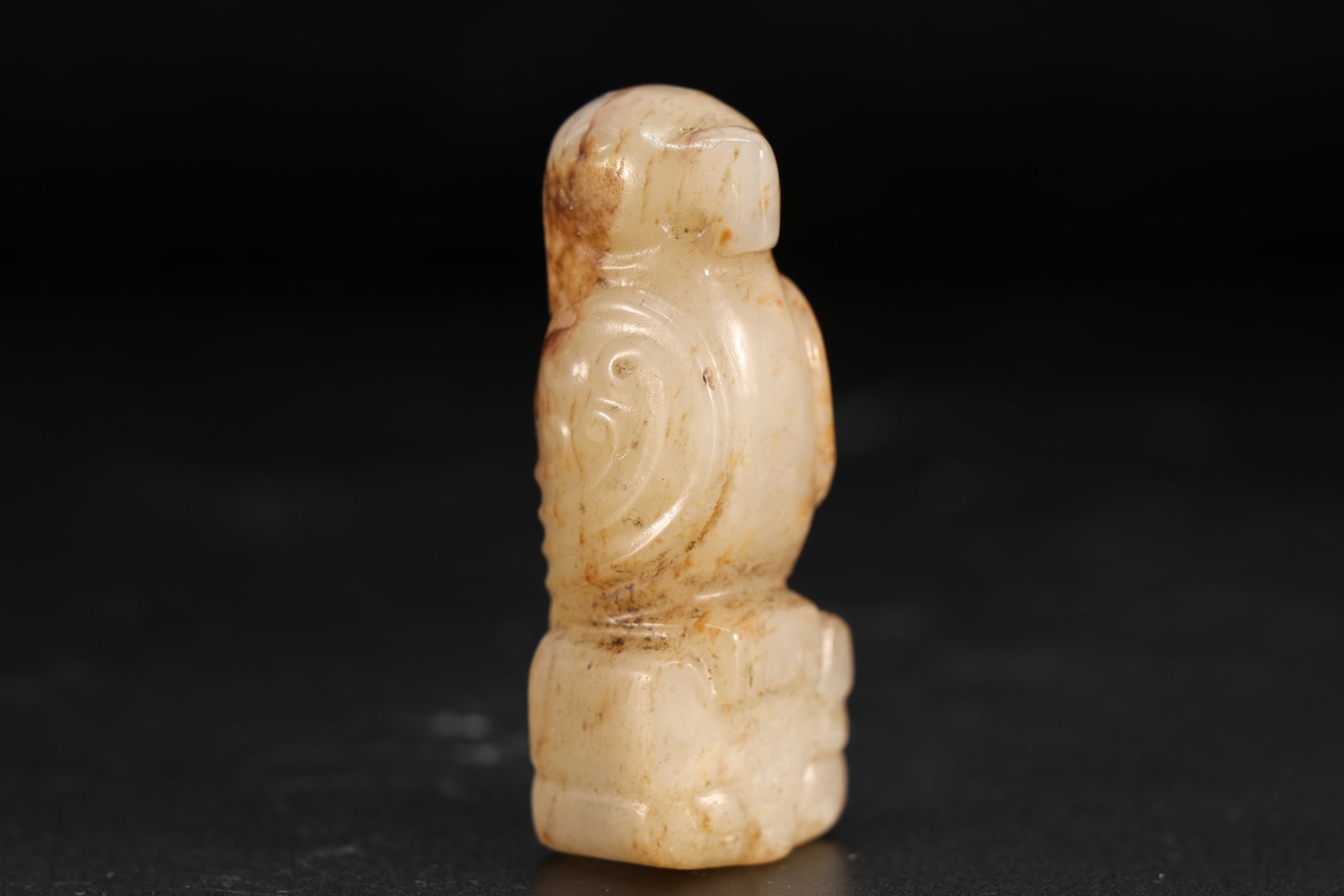 Jade Carved Bird Shape Ornament: Jade Carved Bird Shape Ornament (4.5 x 2 x 1.3cm)