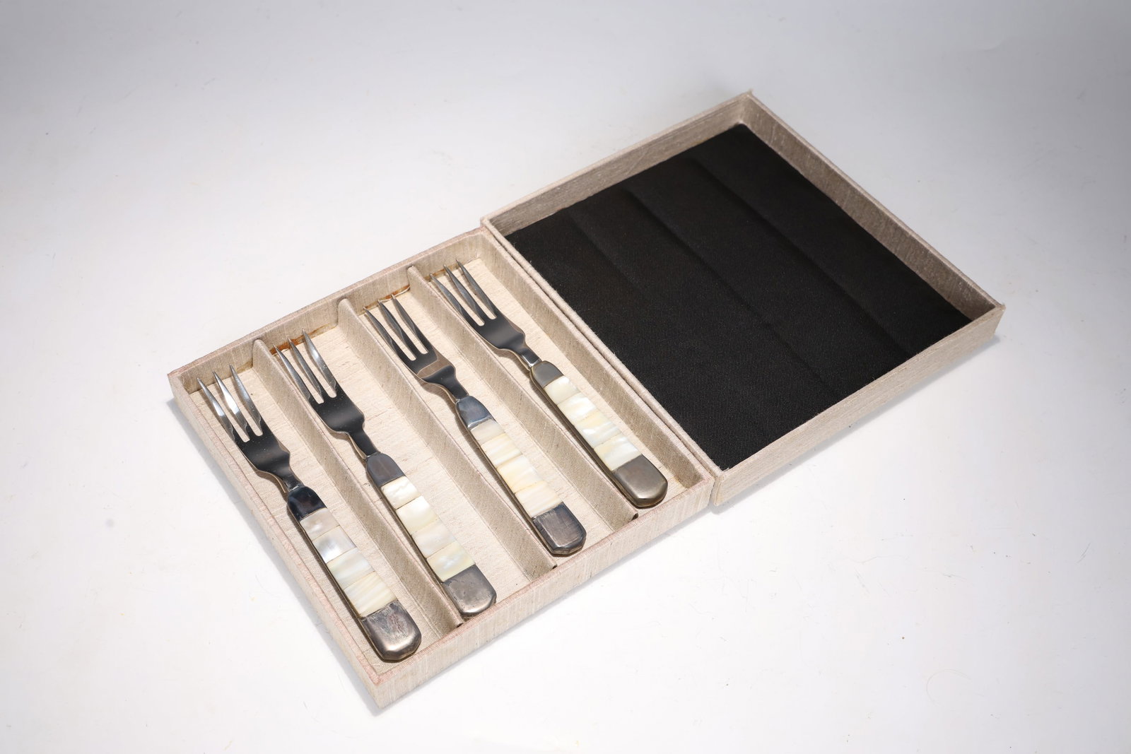 Towle Mother Of Pearl Flatware Set 4 Forks In Box - 2