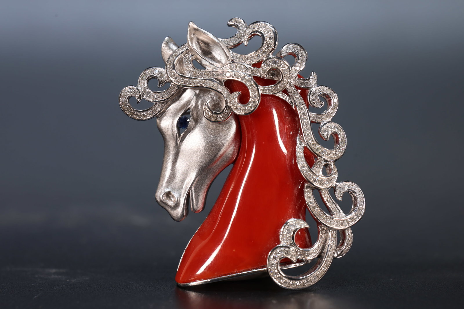 18K White Glod Red Coral Horse Head Shape Brooch, Weight 41.63 Grams: 18K White Glod Red Coral Horse Head Shape Brooch, Weight 41.63 Grams (5.8 x 4.5 x 1.2cm)