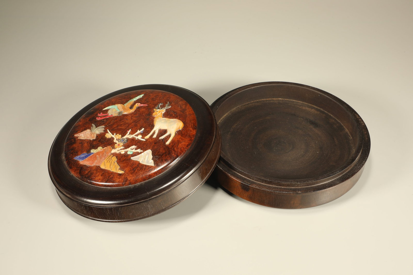 Red Sandalwood Inlaid Multi GemStone Carved Deer and Crane Pattern Lid Box: Red Sandalwood Inlaid Multi GemStone Carved Deer and Crane Pattern Lid Box (6 x 18cm)