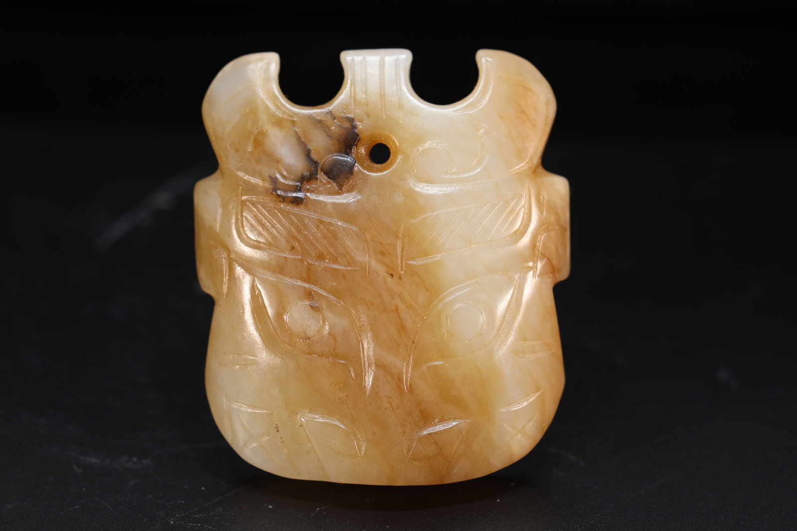 Jade Carved Beast Face Pattern Ornament: Jade Carved Beast Face Pattern Ornament (4.3 x 5 x 1cm)