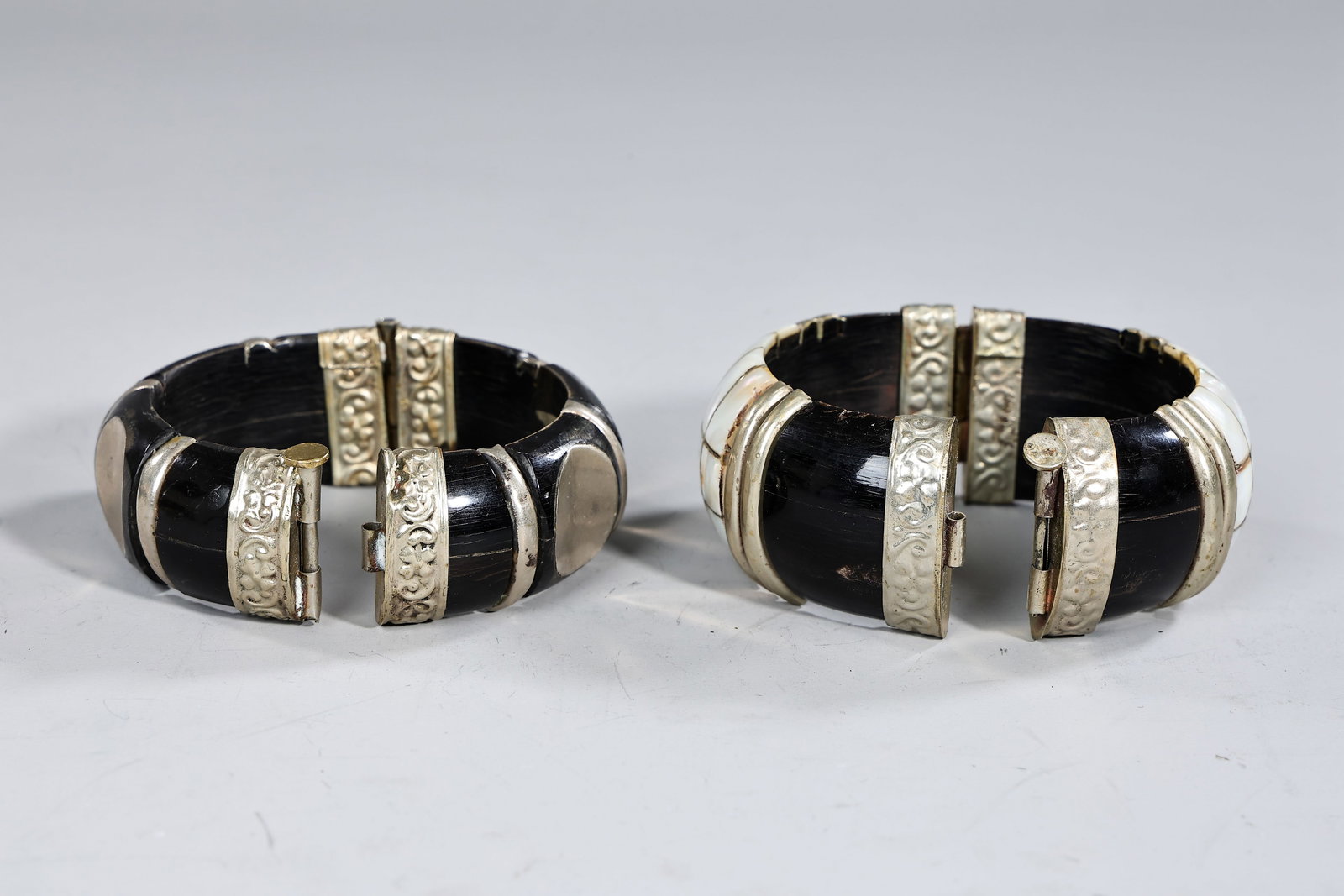 Two Hinged Bracelets Of Bone And Mother Of Pearl Silver Inserts - 4