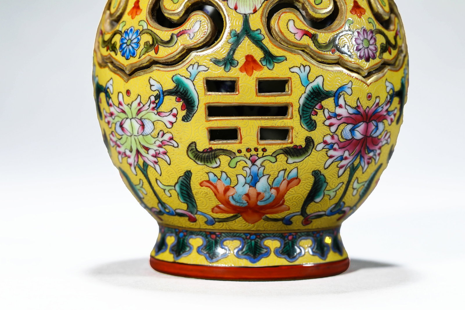 A FAMILLE-ROSE ‘FLORAL AND AUSPICIOUS EMBLEMS’ ‘REVOLVING’ VASE - 2
