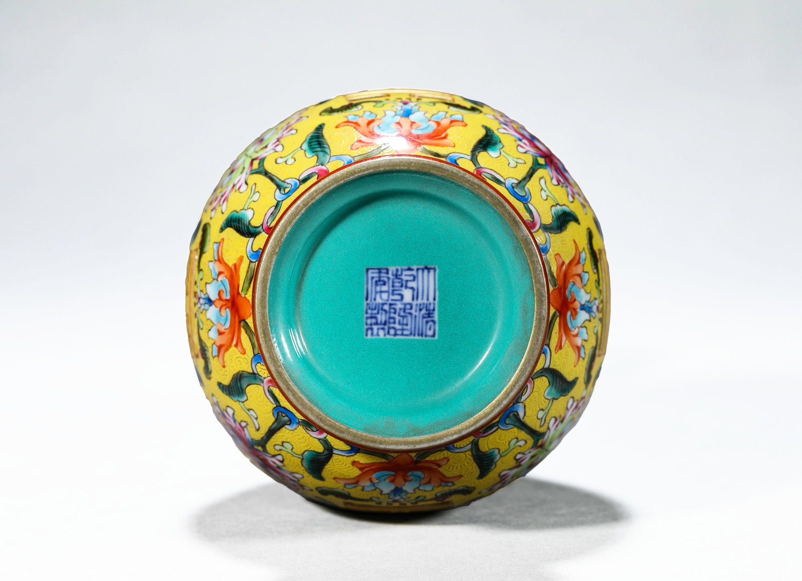A FAMILLE-ROSE ‘FLORAL AND AUSPICIOUS EMBLEMS’ ‘REVOLVING’ VASE - 4
