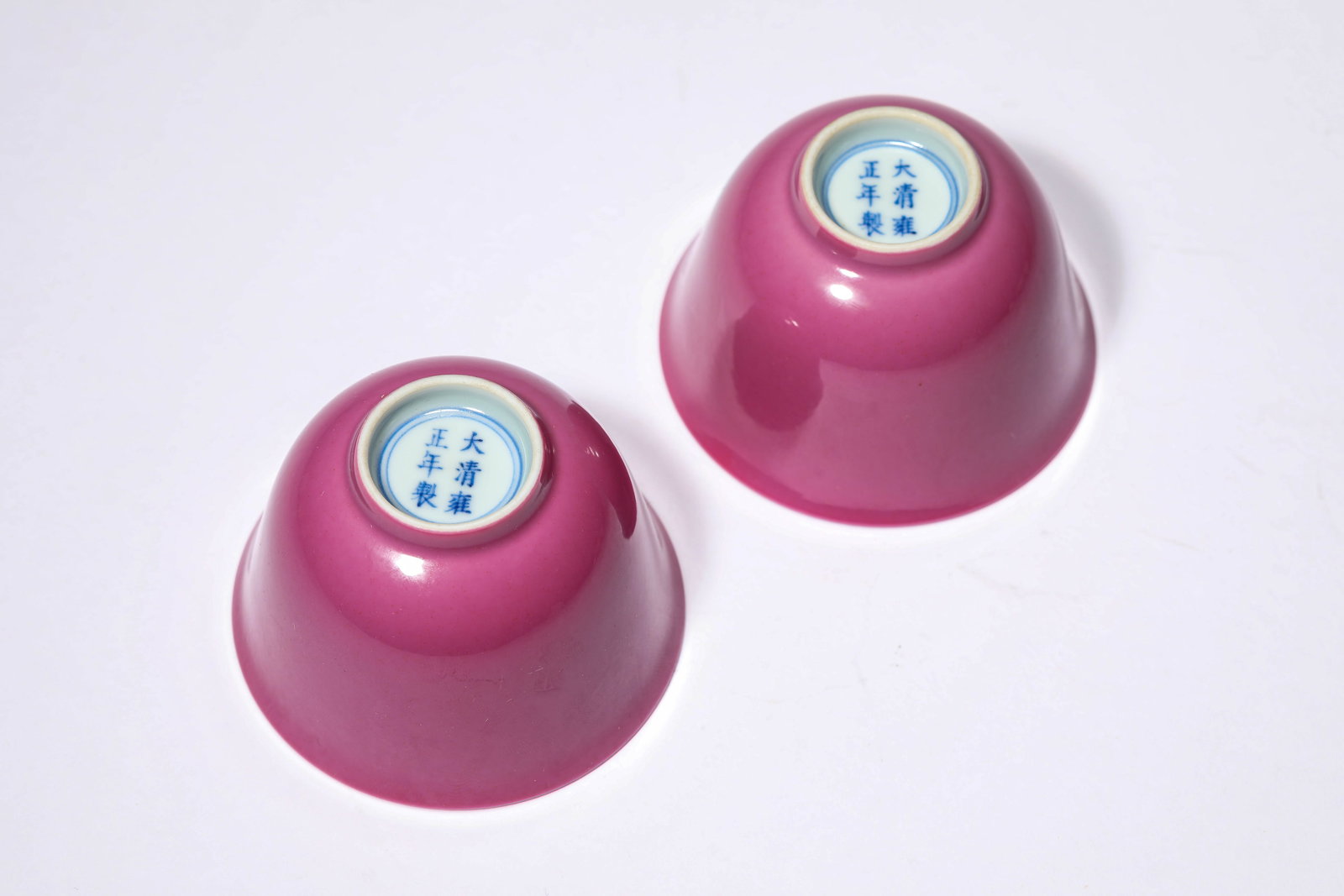 A PAIR OF ROUGE-GROUND SMALL CUPS - 3