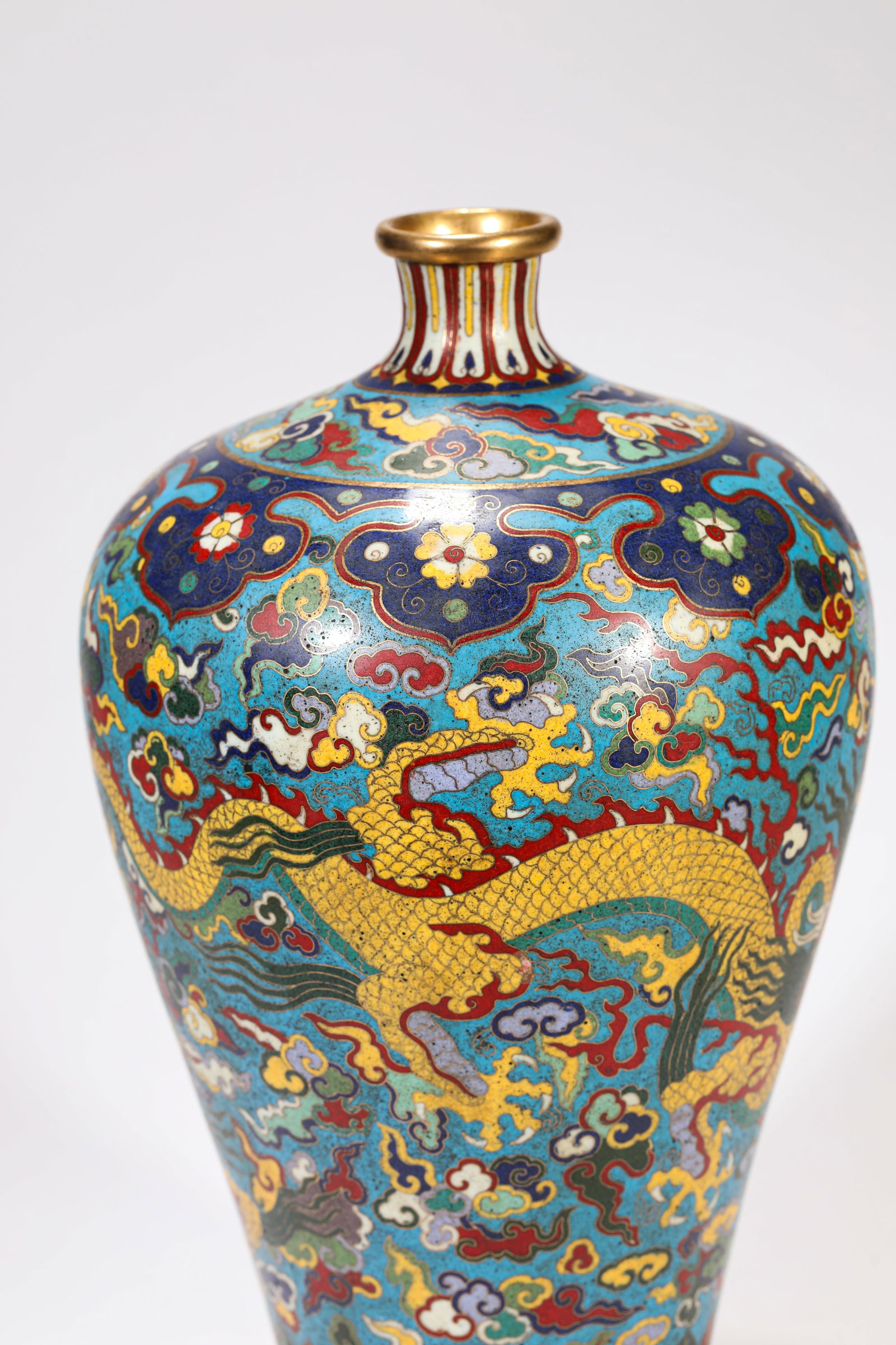 A PAIR OF CLOISONNé ENAMEL ‘DRAGON AND CLOUDS’ MEIPING - 10