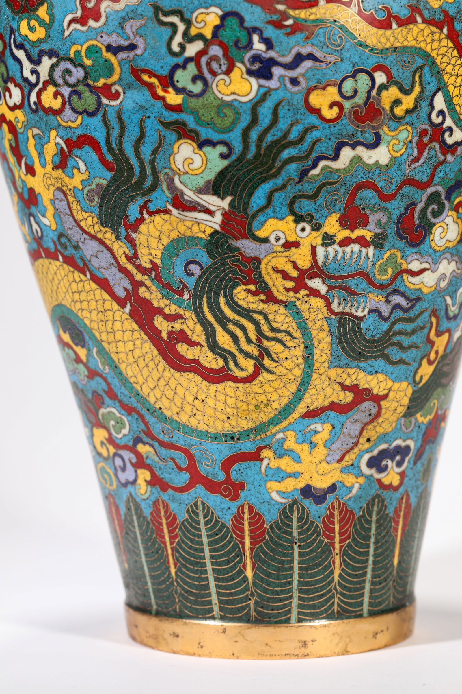 A PAIR OF CLOISONNé ENAMEL ‘DRAGON AND CLOUDS’ MEIPING - 12