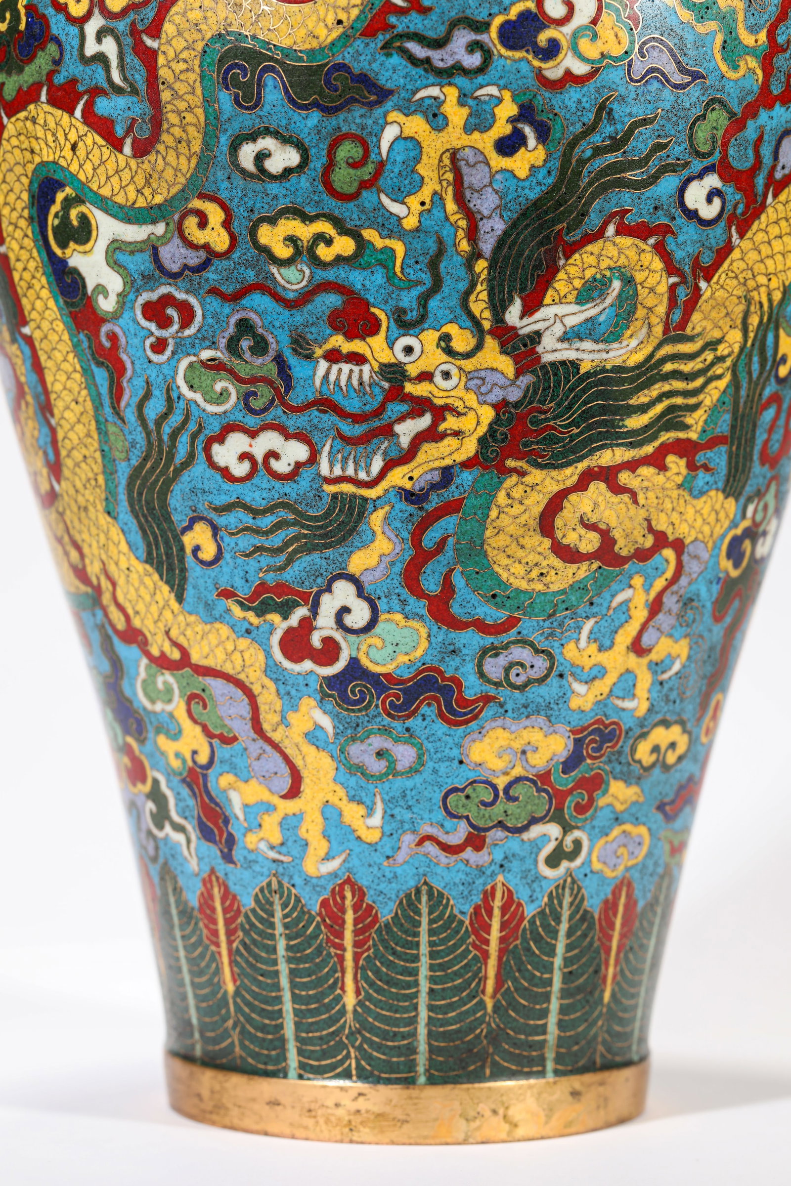 A PAIR OF CLOISONNé ENAMEL ‘DRAGON AND CLOUDS’ MEIPING - 3