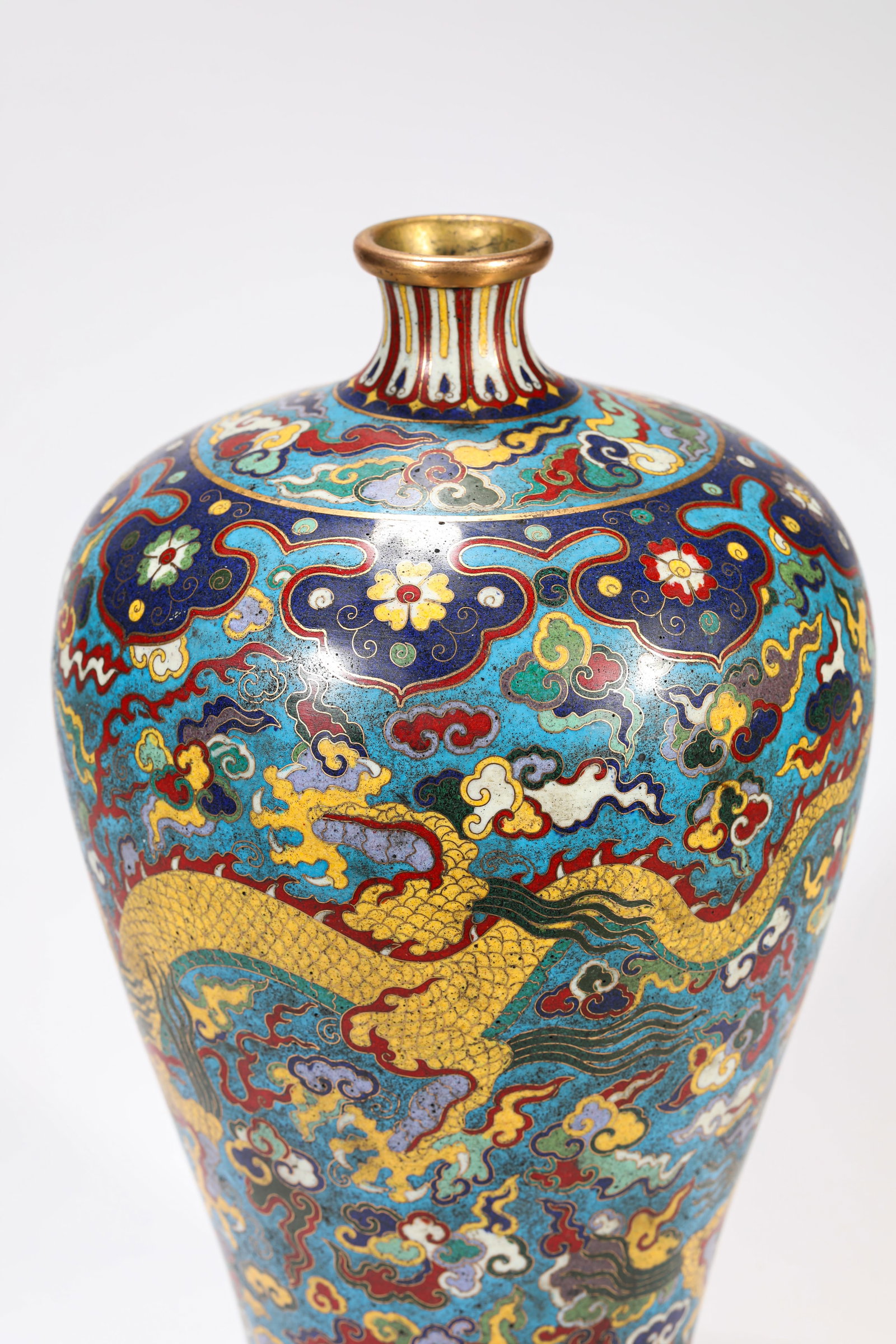 A PAIR OF CLOISONNé ENAMEL ‘DRAGON AND CLOUDS’ MEIPING - 4