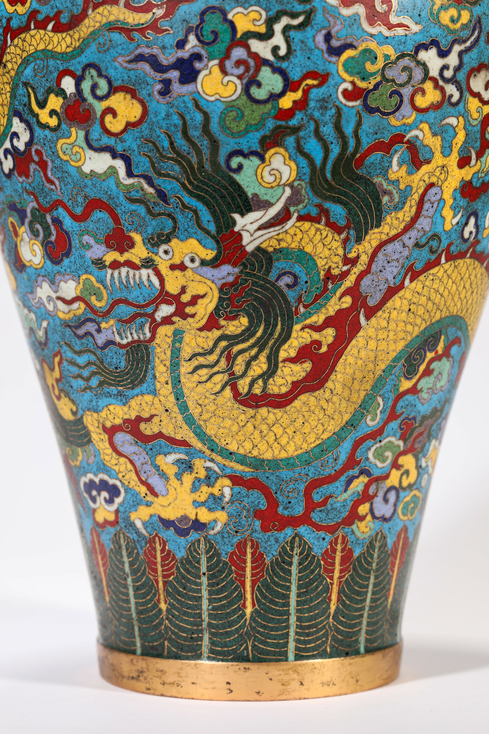 A PAIR OF CLOISONNé ENAMEL ‘DRAGON AND CLOUDS’ MEIPING - 6