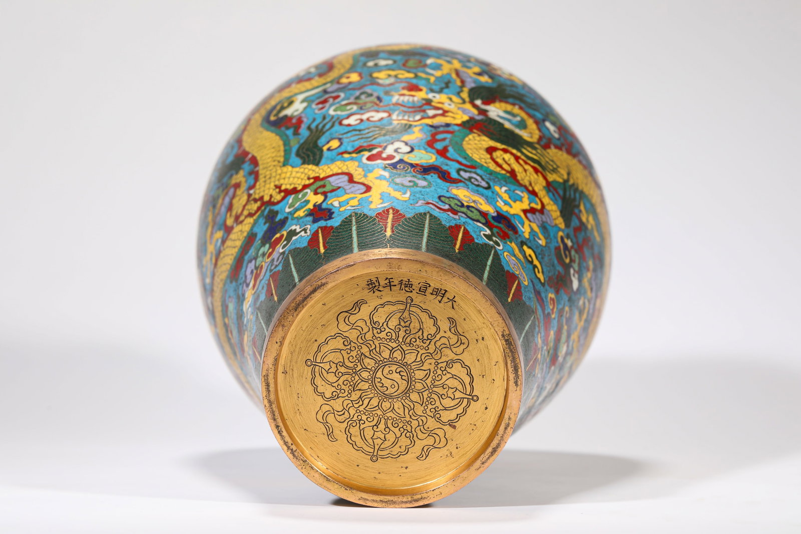 A PAIR OF CLOISONNé ENAMEL ‘DRAGON AND CLOUDS’ MEIPING - 7