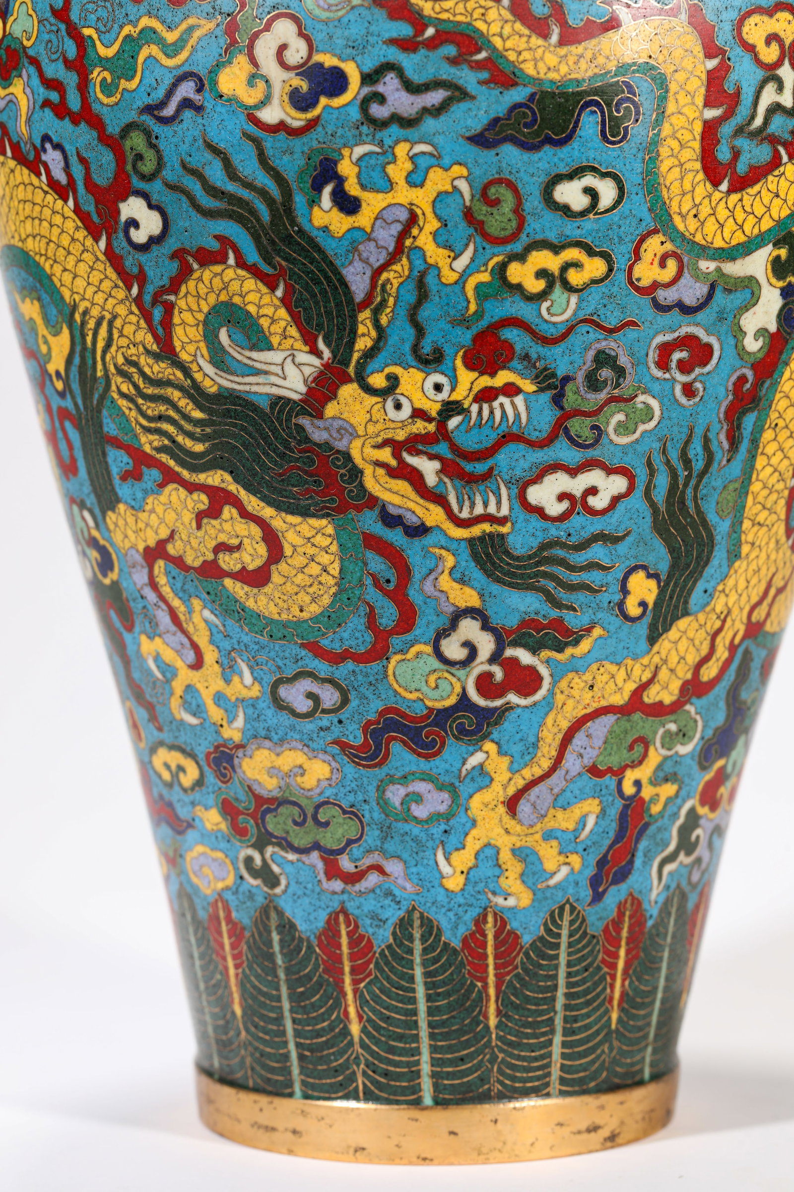 A PAIR OF CLOISONNé ENAMEL ‘DRAGON AND CLOUDS’ MEIPING - 9