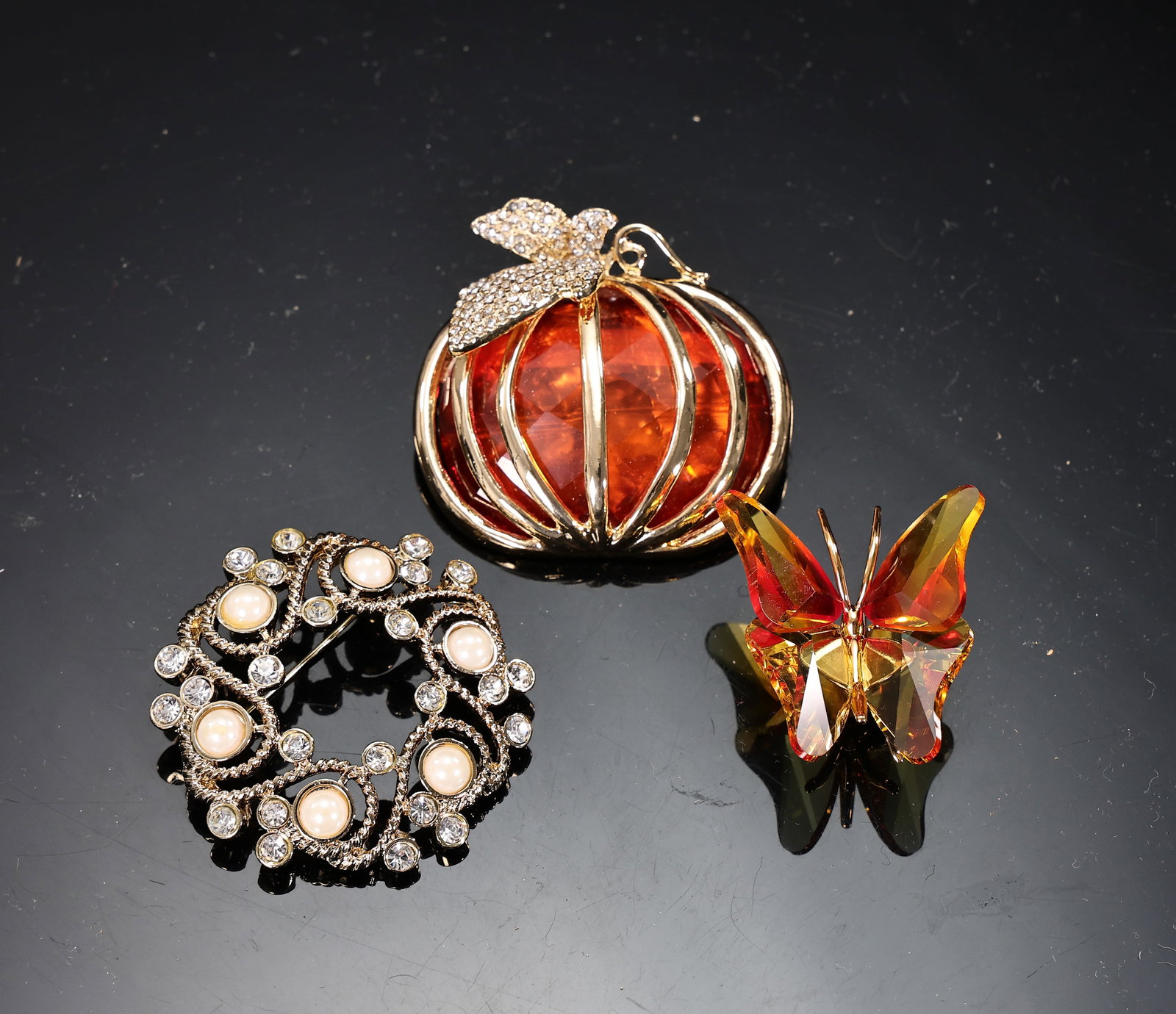 Three Statement Brooches Napier, Swarovski, Anne Klein: Three Statement Brooches Napier, Swarovski, Anne Klein (5 x 5 x 1.5 cm, 4 cm diameter, 3.5 x 3.5. x 2 cm)