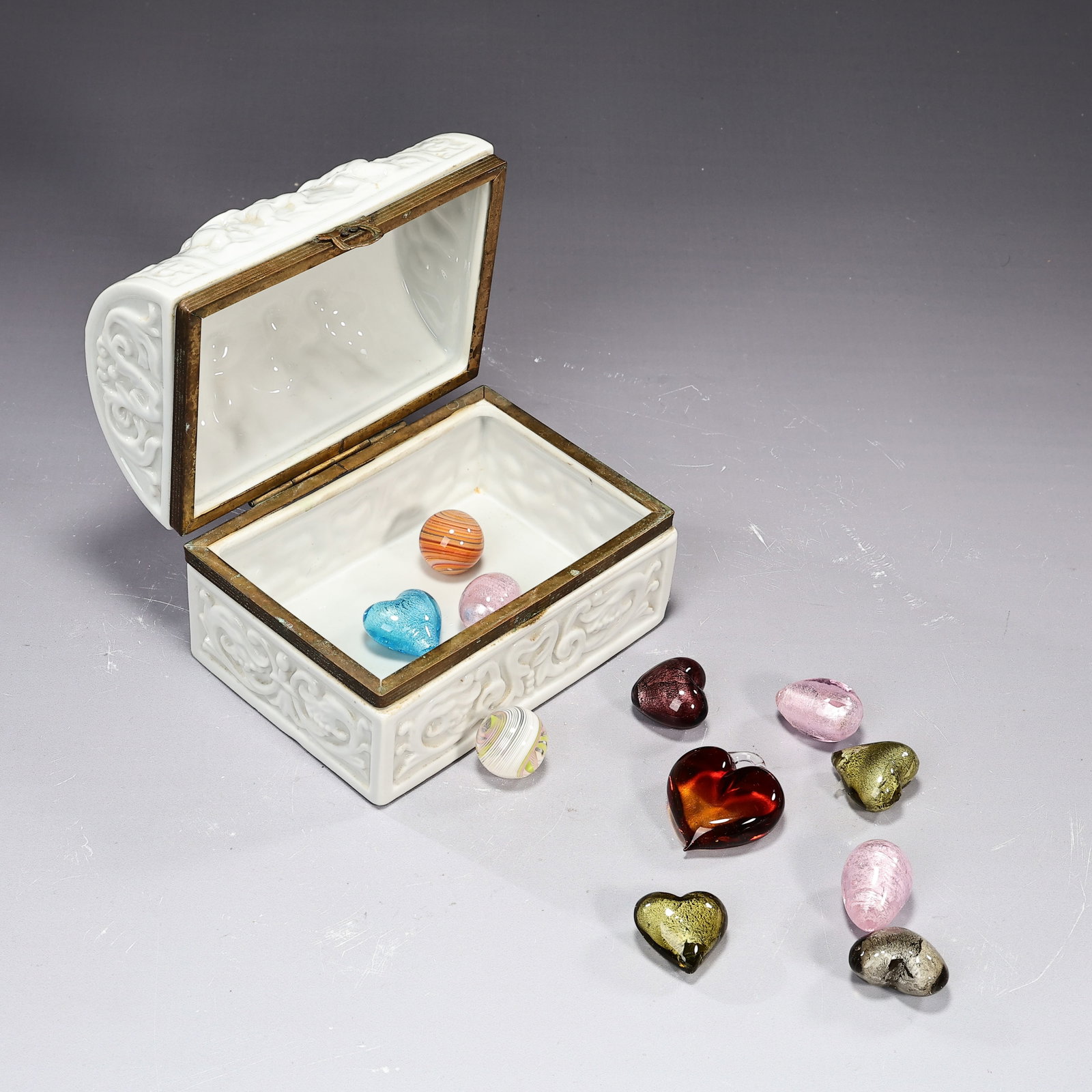 Vintage White Porcelain Trinket Box With Murano Glass Hearts And Balls: Vintage White Porcelain Trinket Box With Murano Glass Hearts And Balls (Box: 10 x 10 x 14 cm, Small Ornament: 2 x 2 x 2.5 cm more or less)
