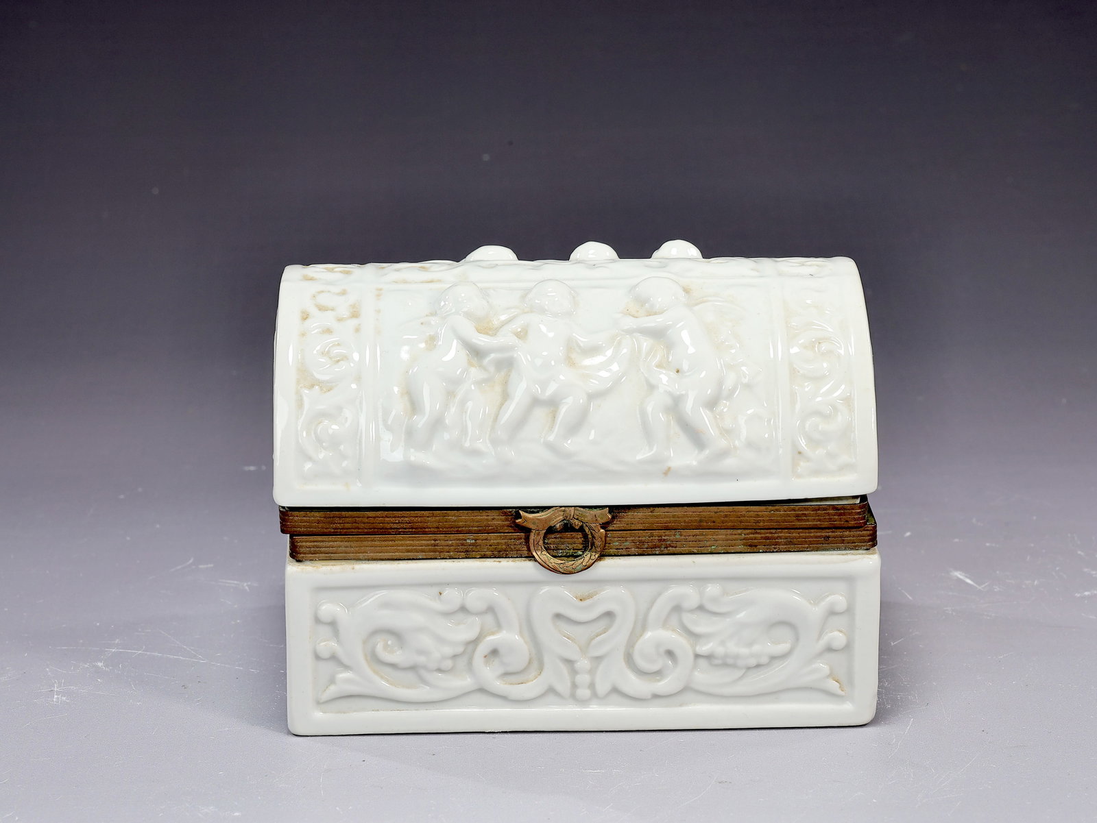 Vintage White Porcelain Trinket Box With Murano Glass Hearts And Balls - 3