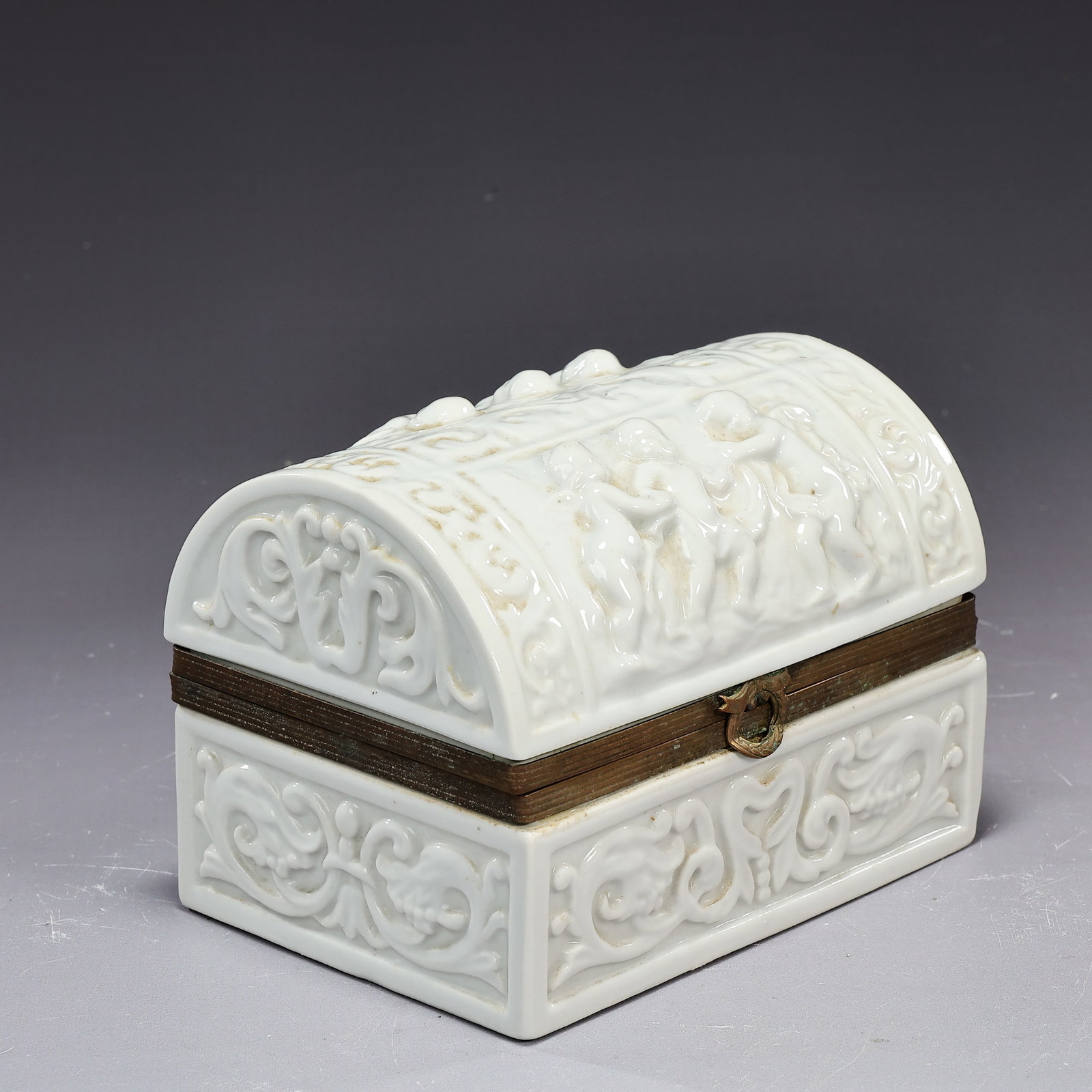 Vintage White Porcelain Trinket Box With Murano Glass Hearts And Balls - 5