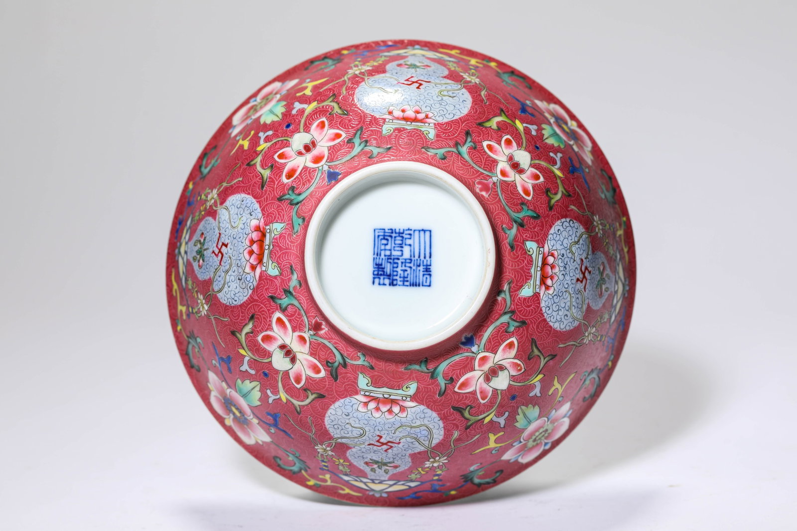 A ROUGE-GROUND FAMILLE-ROSE ‘FLORAL’ BOWL - 4