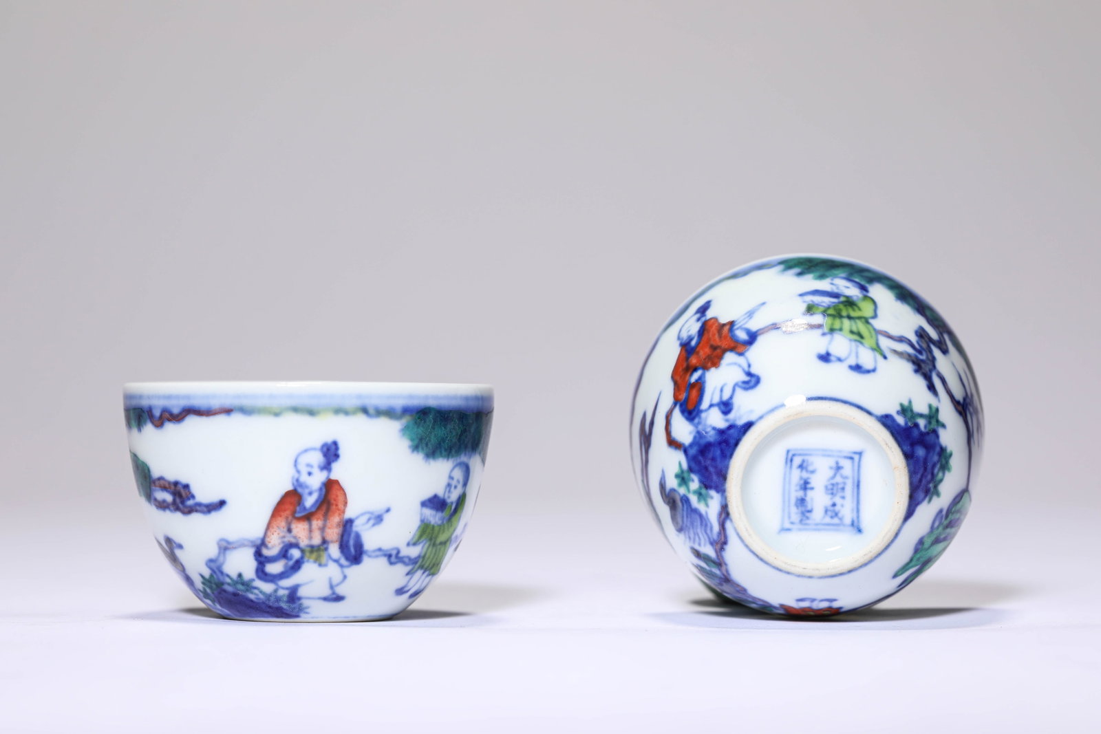 A PAIR OF DOUCAI ‘FIGURAL’ CUPS: A PAIR OF DOUCAI ‘FIGURAL’ CUPS A PAIR OF DOUCAI ‘FIGURAL’ CUPS Description: Dimensions: Width: 6 cm x Height: 4.1 cm. All measurements are approximate.