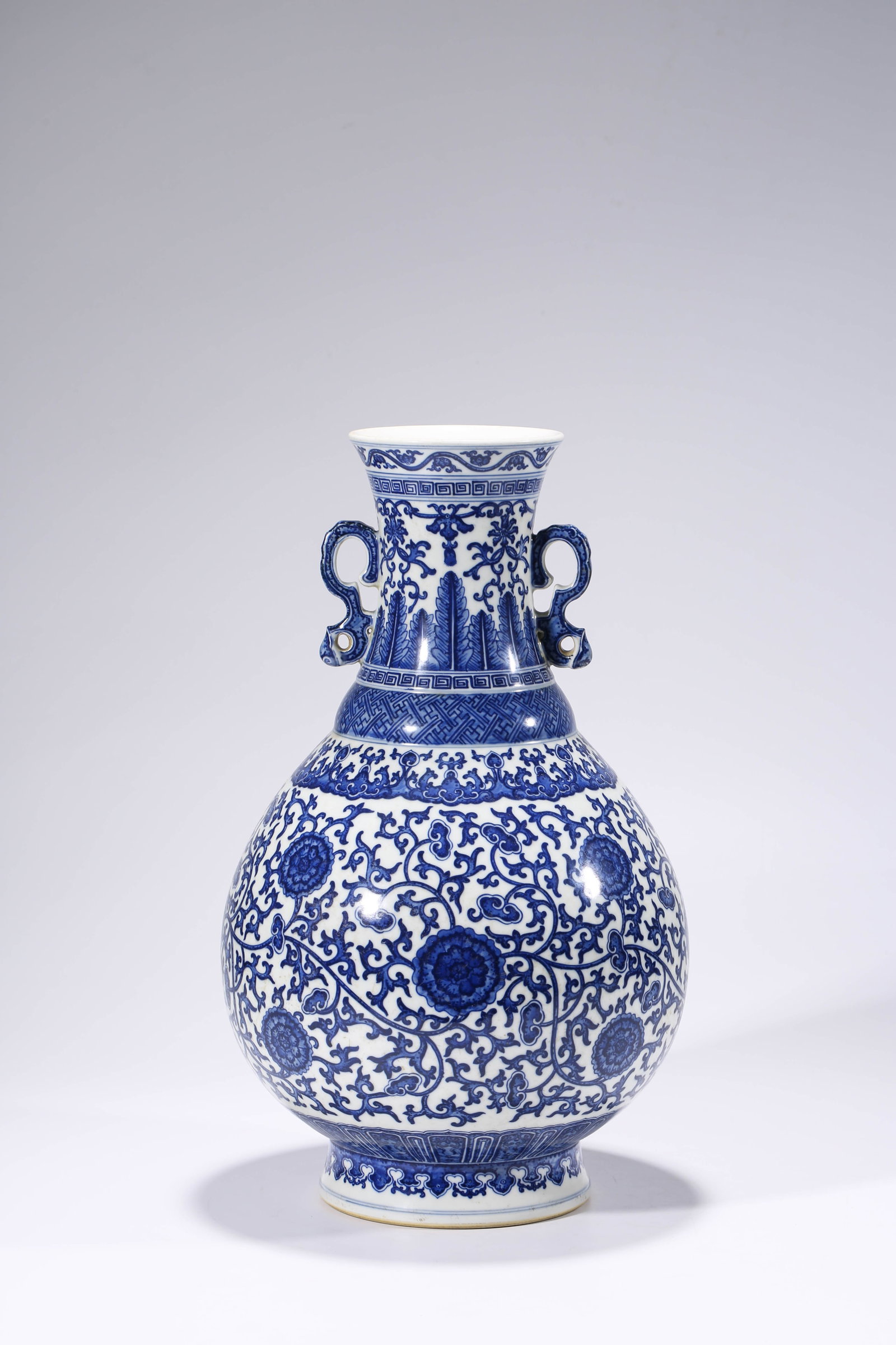 A BLUE AND WHITE ‘LOTUS’ ‘DOUBLE-HANDLED’ ‘REWARD’ VASE - 2