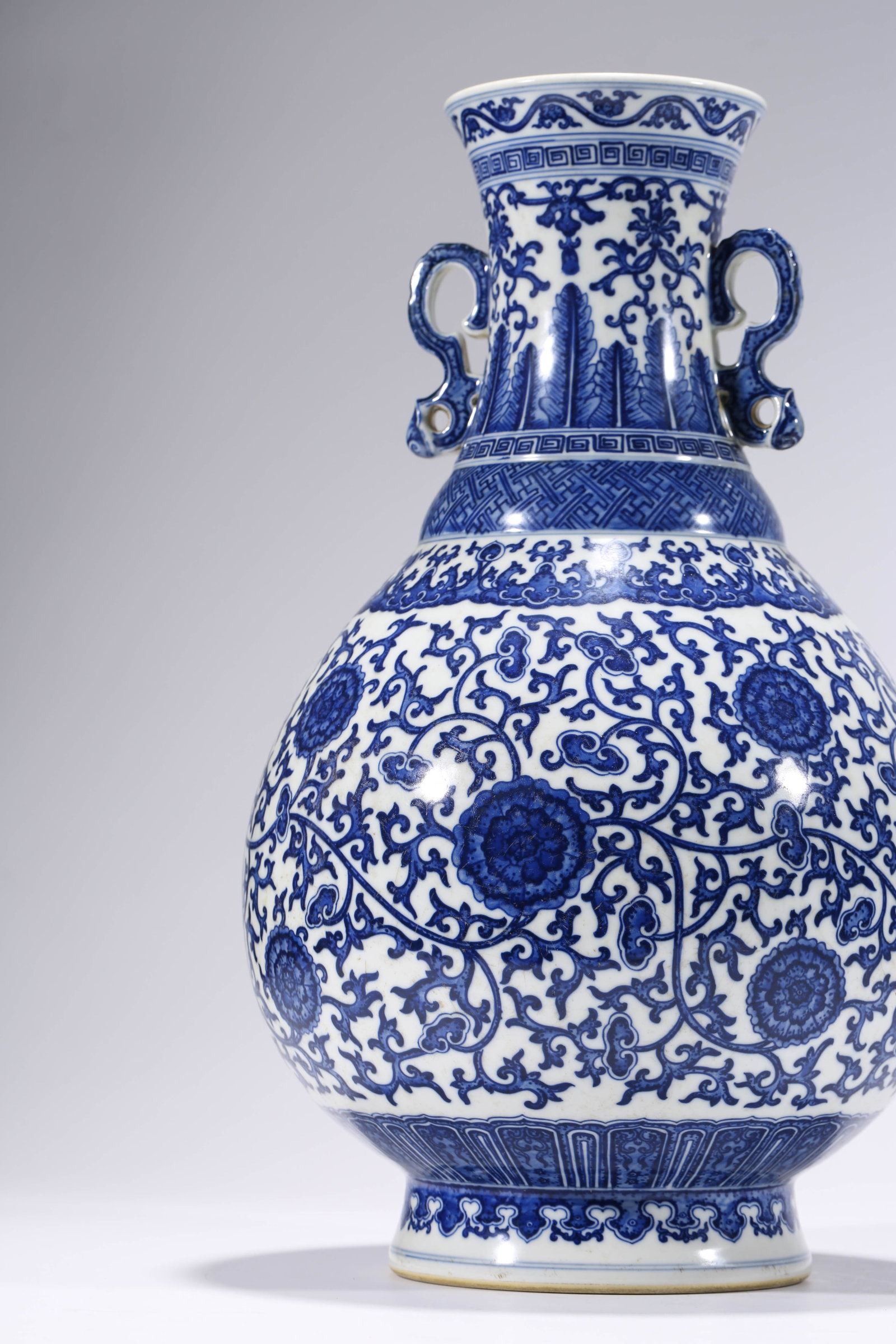 A BLUE AND WHITE ‘LOTUS’ ‘DOUBLE-HANDLED’ ‘REWARD’ VASE - 3