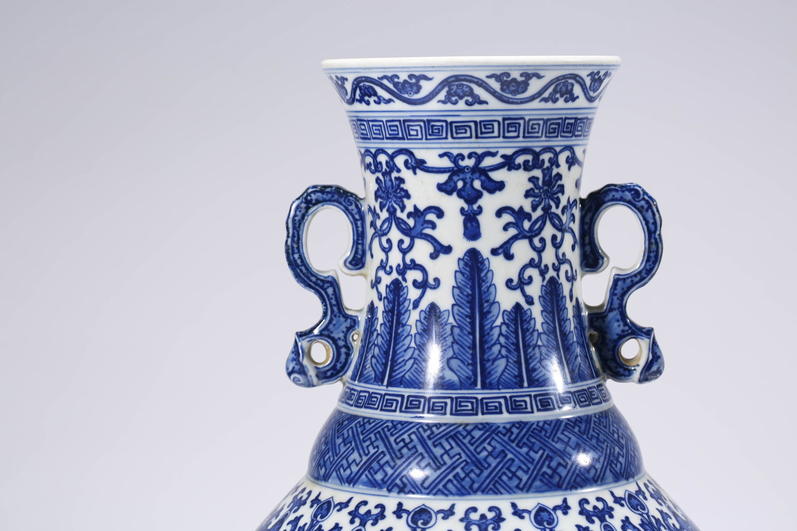 A BLUE AND WHITE ‘LOTUS’ ‘DOUBLE-HANDLED’ ‘REWARD’ VASE - 4