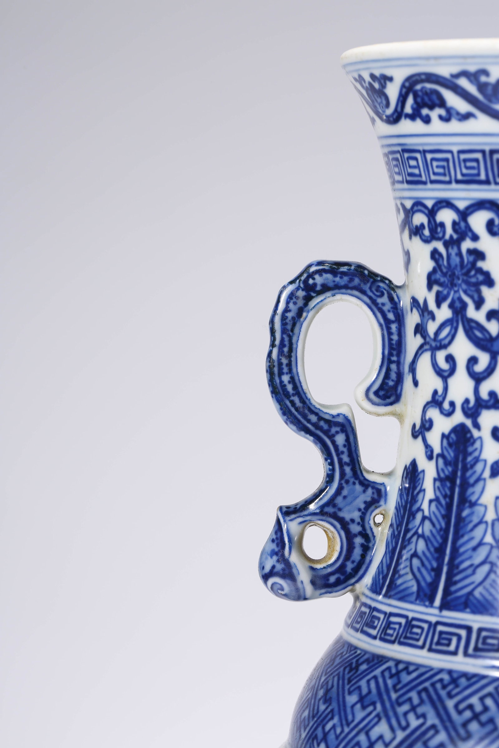 A BLUE AND WHITE ‘LOTUS’ ‘DOUBLE-HANDLED’ ‘REWARD’ VASE - 5