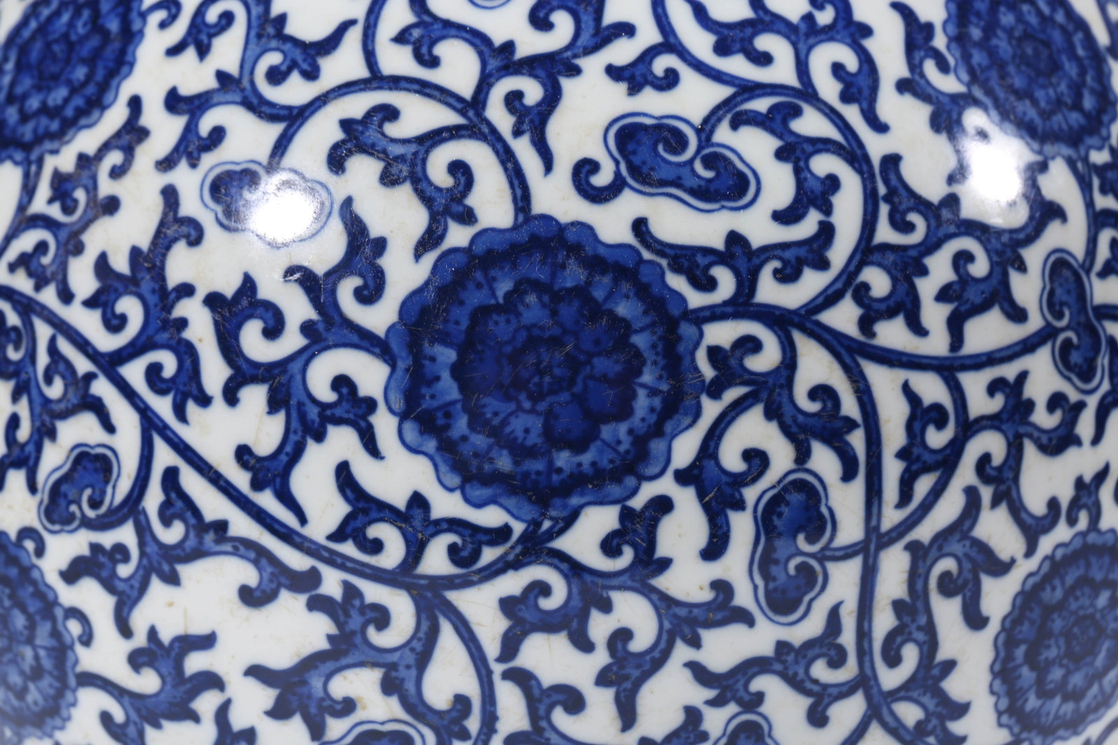 A BLUE AND WHITE ‘LOTUS’ ‘DOUBLE-HANDLED’ ‘REWARD’ VASE - 6