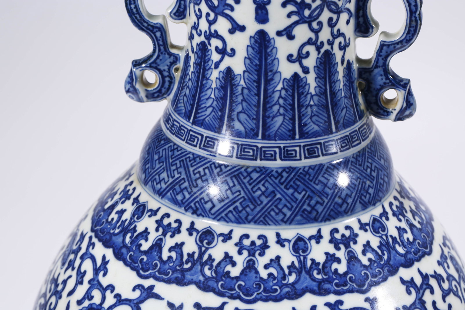 A BLUE AND WHITE ‘LOTUS’ ‘DOUBLE-HANDLED’ ‘REWARD’ VASE - 7