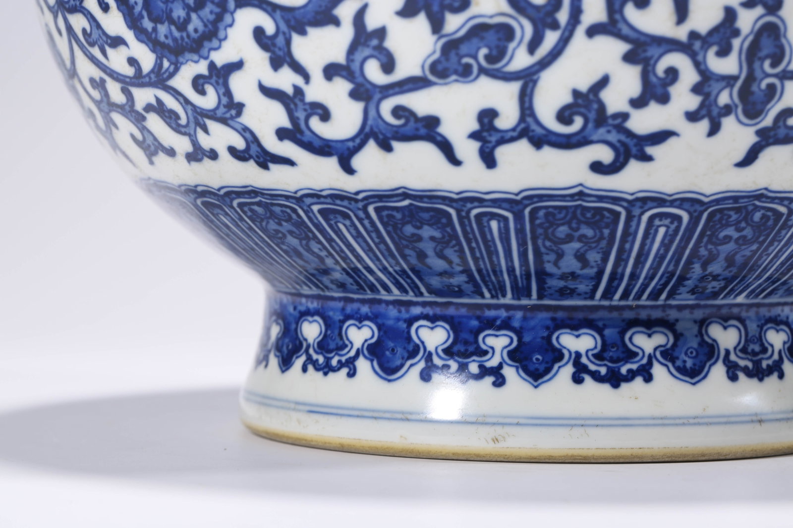A BLUE AND WHITE ‘LOTUS’ ‘DOUBLE-HANDLED’ ‘REWARD’ VASE - 8