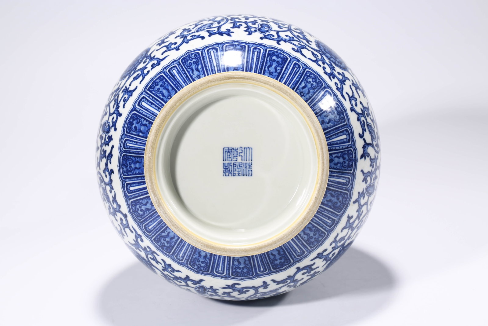 A BLUE AND WHITE ‘LOTUS’ ‘DOUBLE-HANDLED’ ‘REWARD’ VASE - 9
