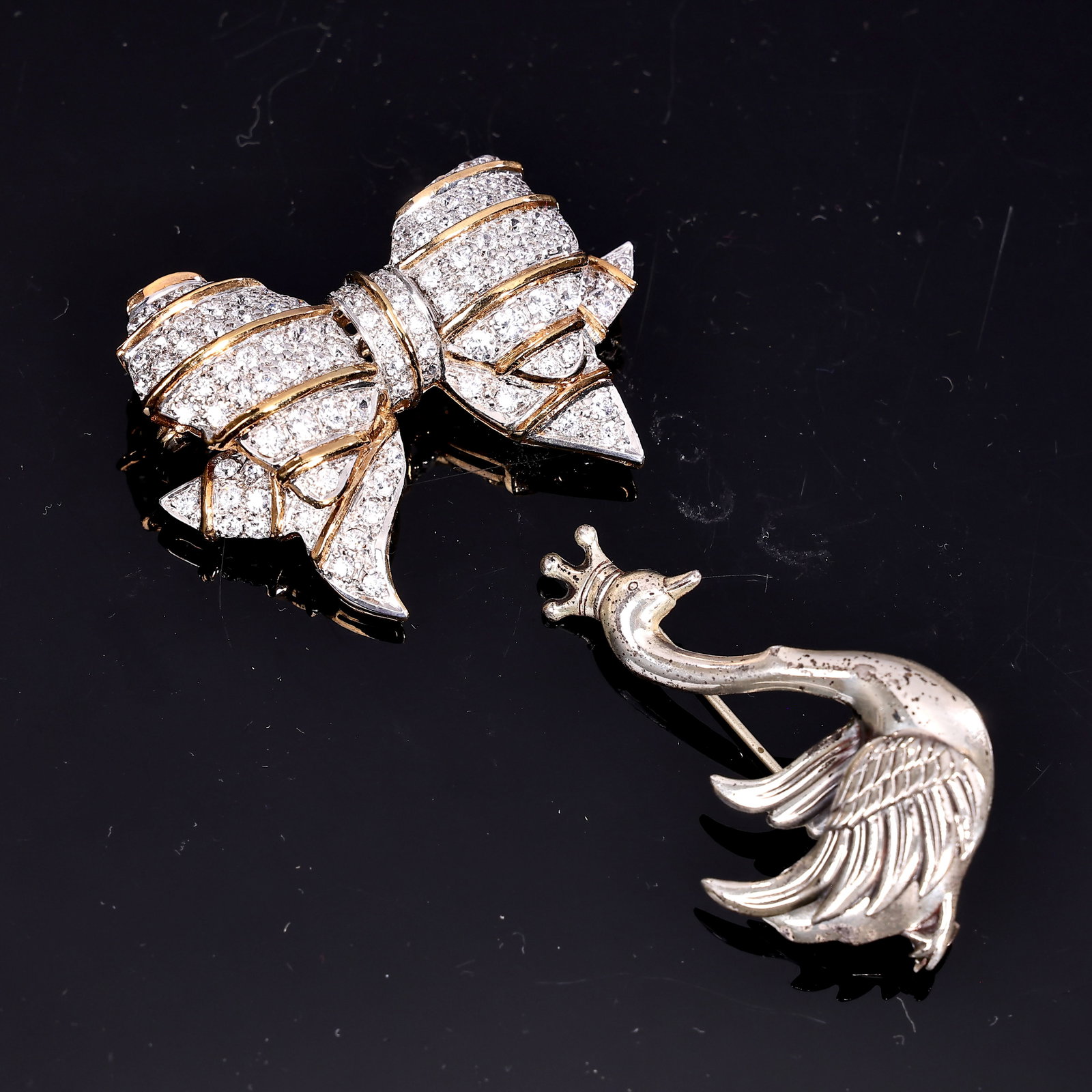 Sterling Silver Bow Shape Sparkly And Lang Swan Brooch: Sterling Silver Bow Shape Sparkly And Lang Swan Brooch (About 5 x 2.7 x 0.6 cm more or less)