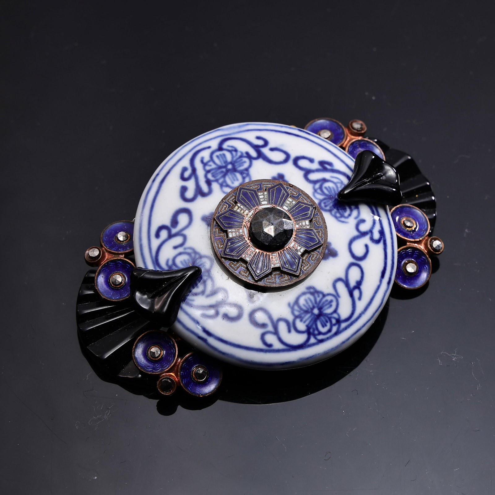 Collection Of Assorted Materials Elements Brooches - 3