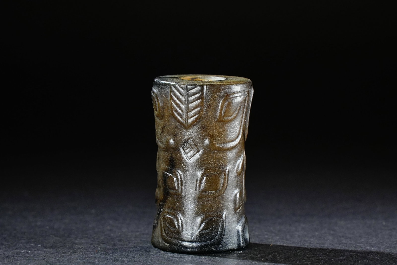 Jade Carved Beast Face Pattern Ornament: Jade Carved Beast Face Pattern Ornament (1.8 x 3.8cm)