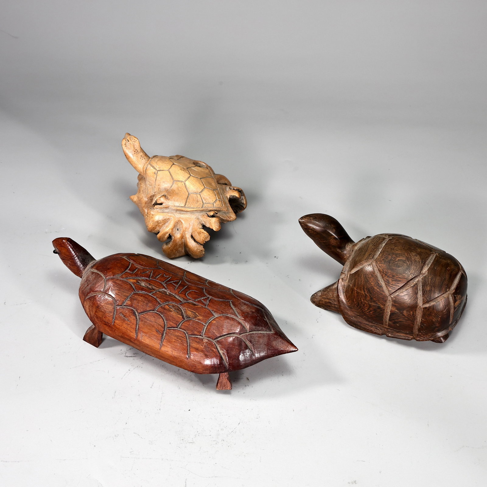 Sea Turtles Wooden Hand Carved Figurines: Sea Turtles Wooden Hand Carved Figurines (24 x 10 x 6 cm, 14 x 9 x 7 cm, 10 x 13 x 8 cm)