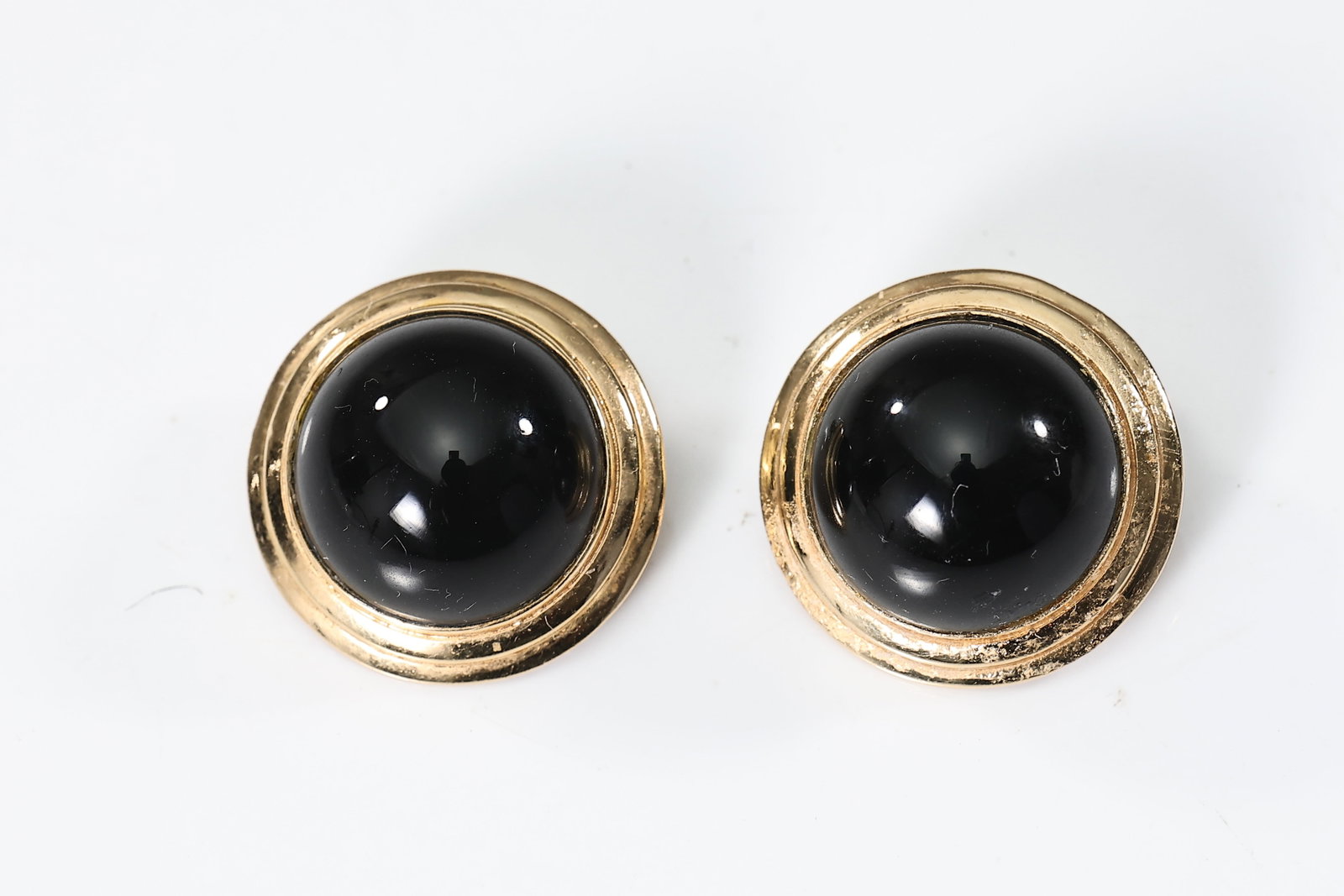 14k Yellow Gold Round Black Onyx Cabochon Clip-on Earrings: 14k Yellow Gold Round Black Onyx Cabochon Clip-on Earrings (2 x 1.2 cm each)