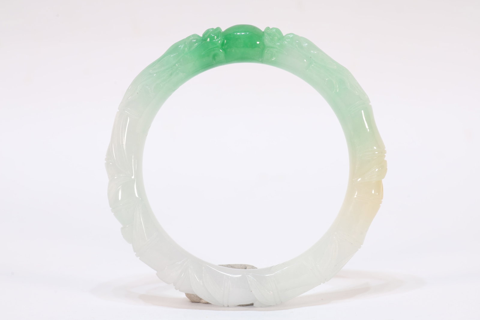 Jadeite Carved Dragon Pattern Bangle: Jadeite Carved Dragon Pattern Bangle (8.1 x 1cm)